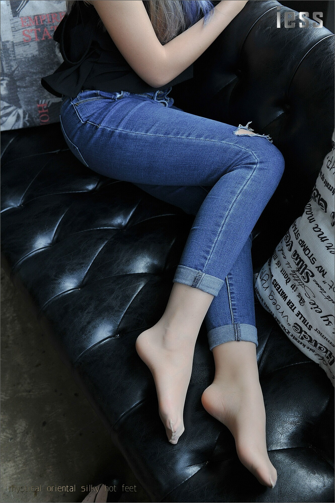 [IESS] Zhang Xinyue's silk feet, high heels and jeans